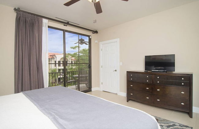 Impressively designed and decorated 3rd-floor space overlooking pool in Coco - Photo 2