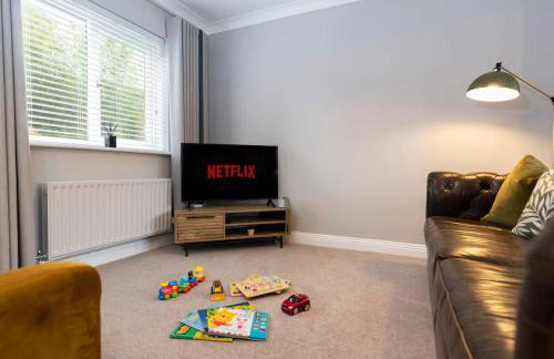 Pass the Keys 4-Bed Home with Garden Parking Near Durham - Foto 6