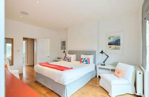The Clapham Crib - Spacious 4BDR House with Patio - Photo 53