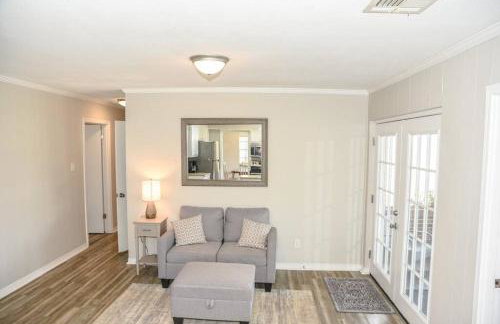 Classic Colonial Home near Main Street - Foto 18