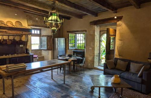 Prieuré du XVème restauré, jardin clos de 2000 m², piscine, cheminée, WiFi fibre, proche église - FR-1-653-219 - Foto 2