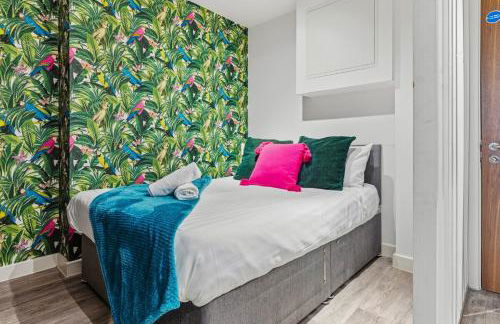 #115 ModernCity Escape Central Apartment- 10 mins to Royal Albert Dock Liverpool- Sleeps 4 - "Perfect for contractors and Families " - Foto 3