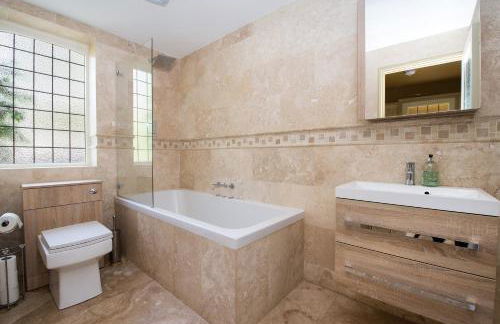 Deluxe 4 or 5 Bed House with Hot Tub, Cinema Room Sleeps 15 - Foto 18