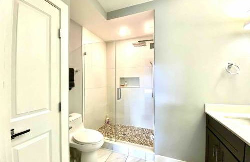 Luxe Penthouse with Private Parking & Rooftop w TV - Foto 33