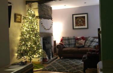 Hedgehog Cottage with garden in Bronte village! - Foto 14