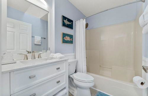 March Sale! Walk to Beach - Large Private Yard - Fire Pit - Dog Friendly - Foto 11