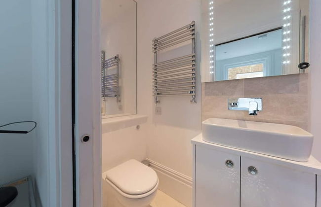 Fulham 2-bed Apt w/ South Terrace Near Tube - Photo 19