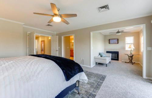 Lakefront Living! Huge Phoenix Home with Pool Table - Foto 20