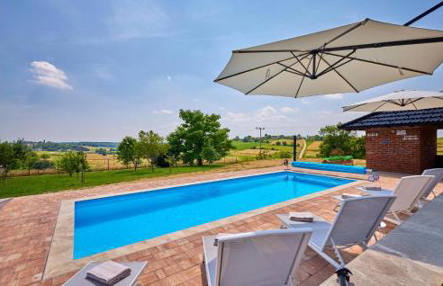 Amazing Home In Krizevci - Photo 2