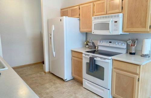 HOT TUB! King Bed-Firepitt-Near Airport& Freeway - Foto 9