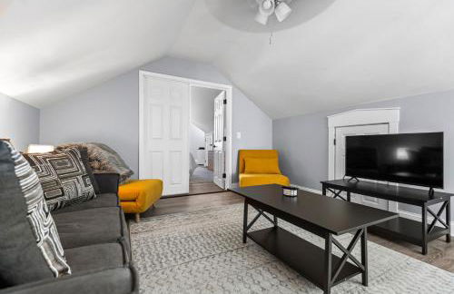 Main Street Balcony Apartment For up to 8 guests! - Foto 15