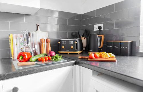 Spacious 3BR Weekend Getaway Home Near Etihad and Coop Live - Free Parking! - Foto 12