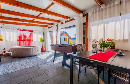 Timber Cottage With Pool - Happy Rentals - Foto 29