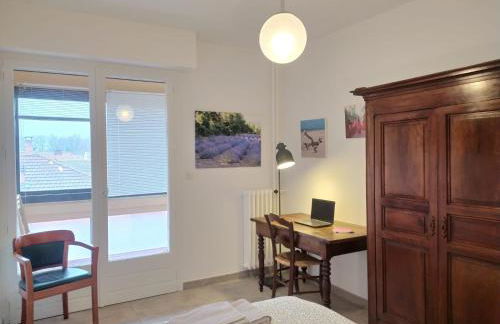 KO T2 avec grand balcon filant, Wifi, Clim à 4 min Remparts - Photo 3