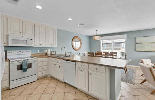 3BR Condo Gulf Views with Pool, Boat Launch and Dock - Photo 6