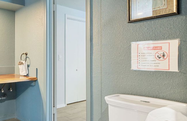 Spacious Family Home w Pool Hot Tub Large Yard - Photo 28