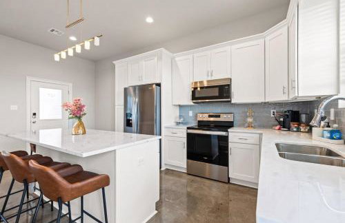 NEW-Upscale-EnSuites-King Bds-Fast WiFi-Quiet Area - Foto 24