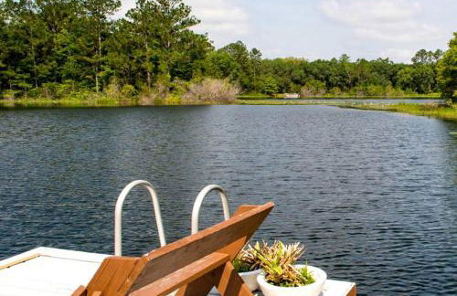 Spacious Cabin for a Group Getaway Overlooking Junior Lake in Florida - Foto 9