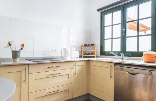 Casa Lili - Shared Pool - Close to Seafront Promenade - Sea Views from upper terrace - Foto 7