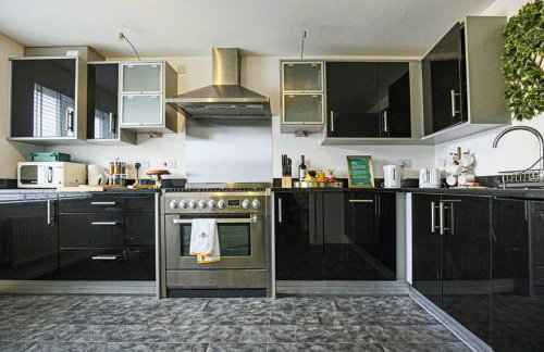 Luxury 5 Bedroom 3 Bathroom House - Smart TVs with Sky and Netflix, Super Fast WiFi, Free Parking by Yoko Property - Foto 38