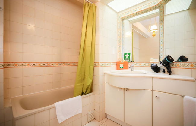 Sea View Apartment by Rent4all - Photo 21