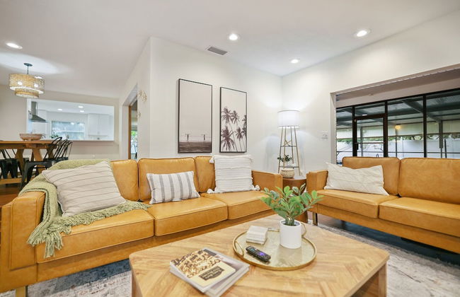 Golden Retreat: Expansive 6BR Home w Heated Pool ~ - Foto 12