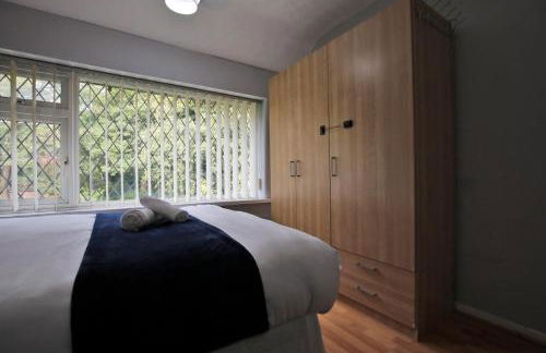 Spacious 3BR by Avalora Shortlets & Serviced Accommodations Queensway with big garden, Near train station - Foto 34