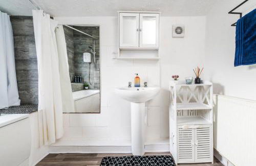 2 Bedroom House, 5 Single Beds, Fast WiFi - Photo 29