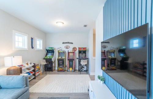 ~Spacious home near beach w/ game room and community pool~ - Photo 25