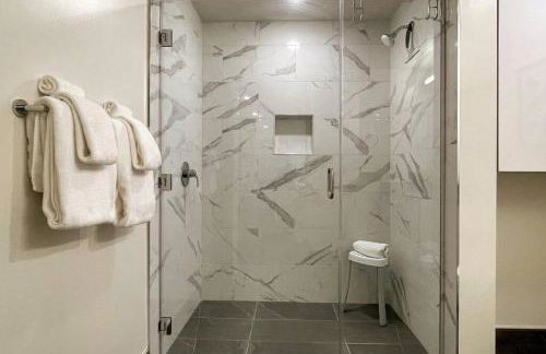 Bright Top Floor-Elevator-Walk Downtown-Laundry - Foto 9