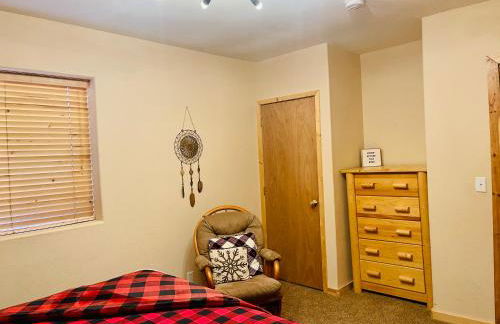 Adventure Awaits 3King Bed,2Bath Log Cabin in heart of Duck Creek Village! - Foto 24