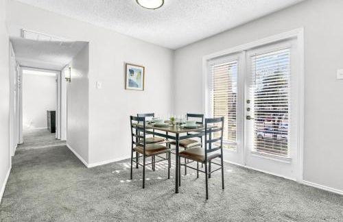 Modern 2BR Retreat with Pool Gym and WiFi - Foto 19