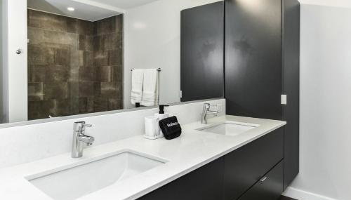 Stylish 2BR Retreat Gym Parkng and Scenic Rooftop - Photo 5
