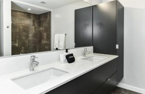 Stylish 2BR Retreat Gym Parkng and Scenic Rooftop - Foto 5