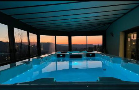 spa de nage et jacuzzi à Séverac d'Aveyron - Photo 1
