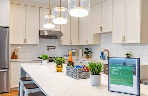 Windy City Getaway - 3BR 2BA Chicago Townhouse home - Photo 26