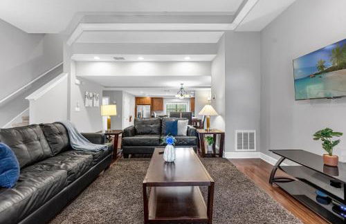 Vibrant 4BR Family Townhome 1 mile from Disney World and Disney Springs - Photo 10