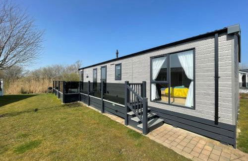 Indulgence Lakeside Lodge i3 with hot tub, private fishing peg situated at Tattershall Lakes Country Park - Foto 15