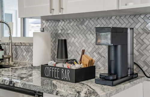 Luxe by Jenn - 3BR Retreat with Heated Pool - Photo 17