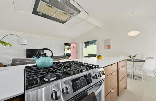 The Guava Door - Cheerful Mid-Century - big yard, free parking - Foto 9