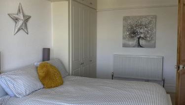 Ocean Terrace, Ilfracombe, 4 bedrooms, Sleeps 8, Stunning Sea Views, Parking, Garden, Pet Friendly - Foto 4, wardrobe