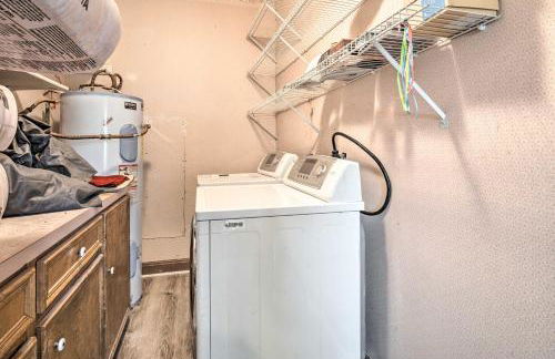 Gingerland Ranch in Del Valle Game Room and Porch - Foto 25