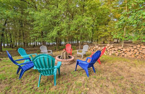 Deck and Fire Pit Lakefront Hideaway in Scranton! - Foto 28