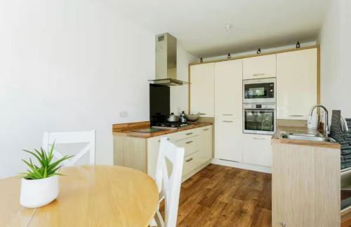 Family-Friendly 4-Bedroom House in Moston with Parking and Garden - Foto 2