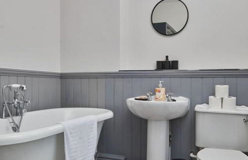 Cosy 3-Bedroom House in Seaham - Street Parking - Photo 22