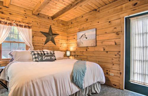 Rustic Rothbury Cabin with Resort Amenity Access! - Foto 14
