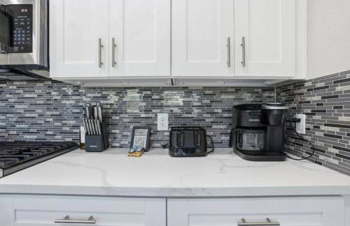 O30A Single-Story 2BR Townhome w King Beds, Workspace, Yard - Foto 7