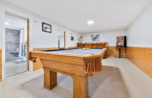 Family Perfect 4BR Home with Hot Tub, Pool Table, Fenced Yard, Cozy Fireplace, Mountain Views, Walkable Neighborhood, Near Parks, Dining, and Adventure - Foto 17