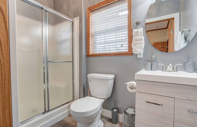 Pet-friendly 4 BR Family Stay Near Downtown - Foto 28