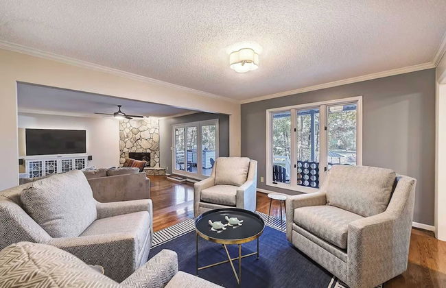 Lakefront Home Private Dock, Tiki Bar, Firepit Shore to Please by Avantstay - Foto 21